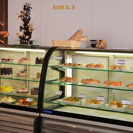 Holiday Inn Chandigarh Panchkula, An Ihg Hotel Extérieur photo A display case of pastries