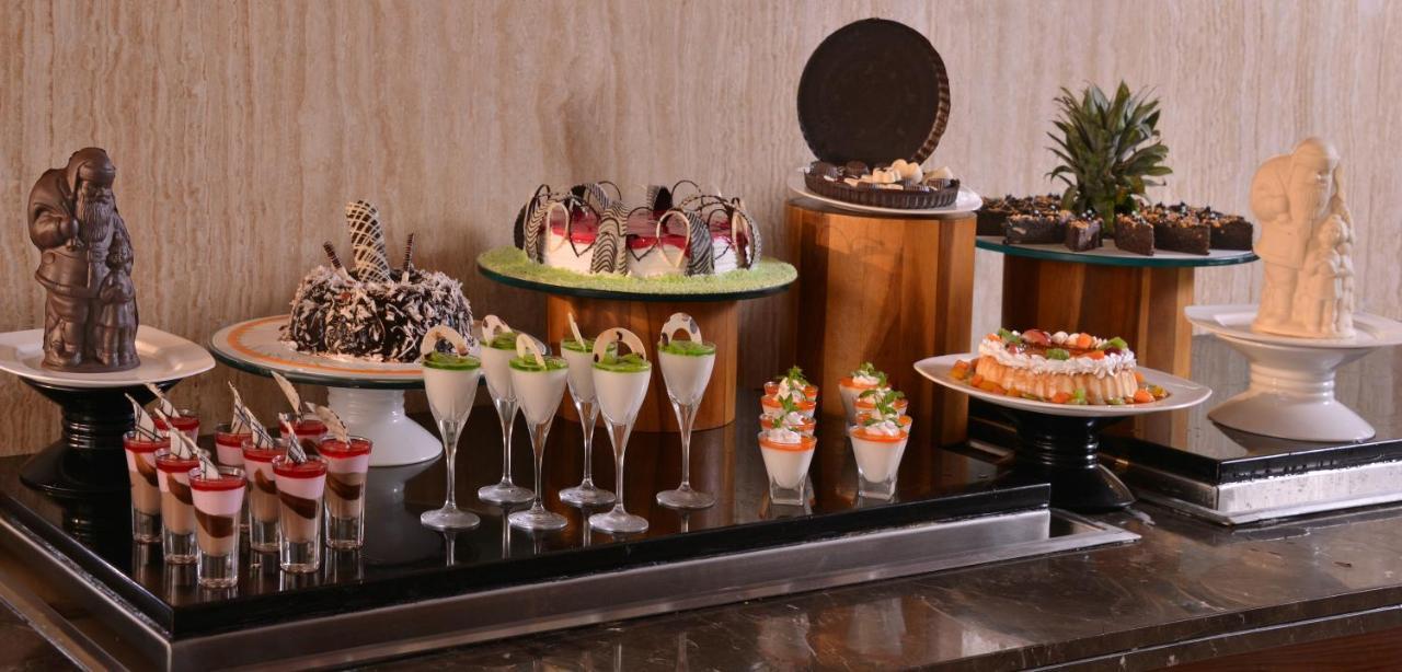 Holiday Inn Chandigarh Panchkula, An Ihg Hotel Extérieur photo A dessert buffet