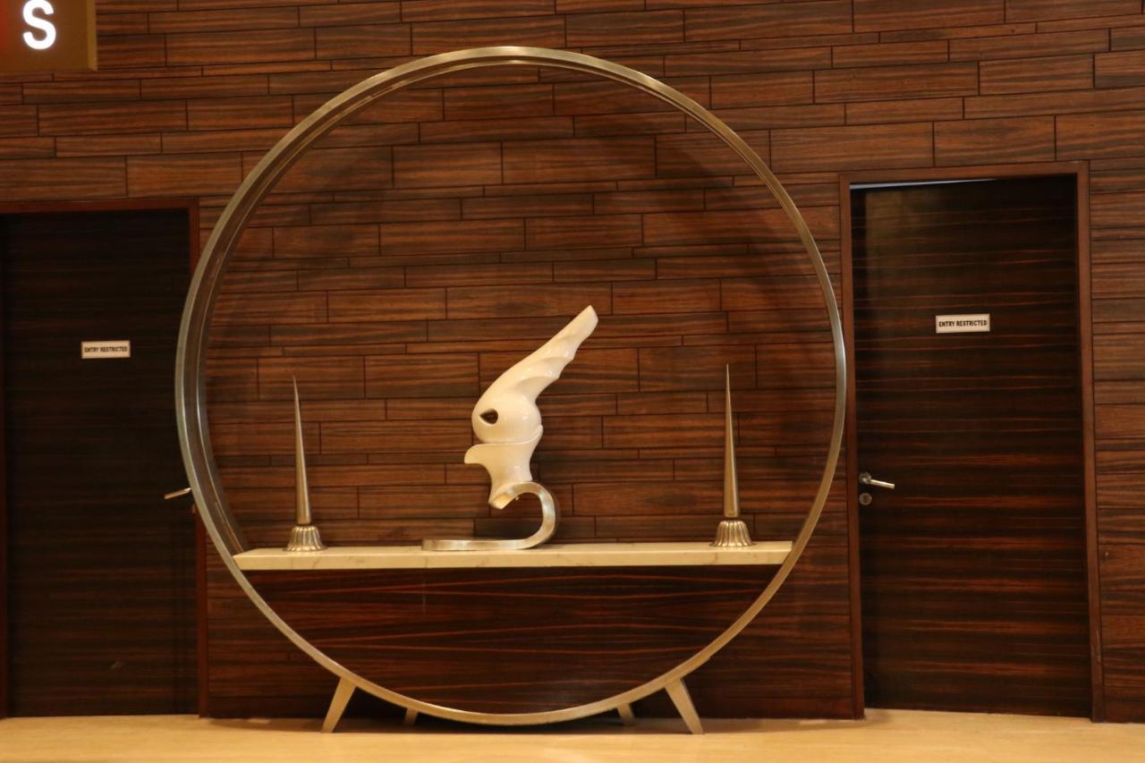 Holiday Inn Chandigarh Panchkula, An Ihg Hotel Extérieur photo The sculpture of the hotel's logo