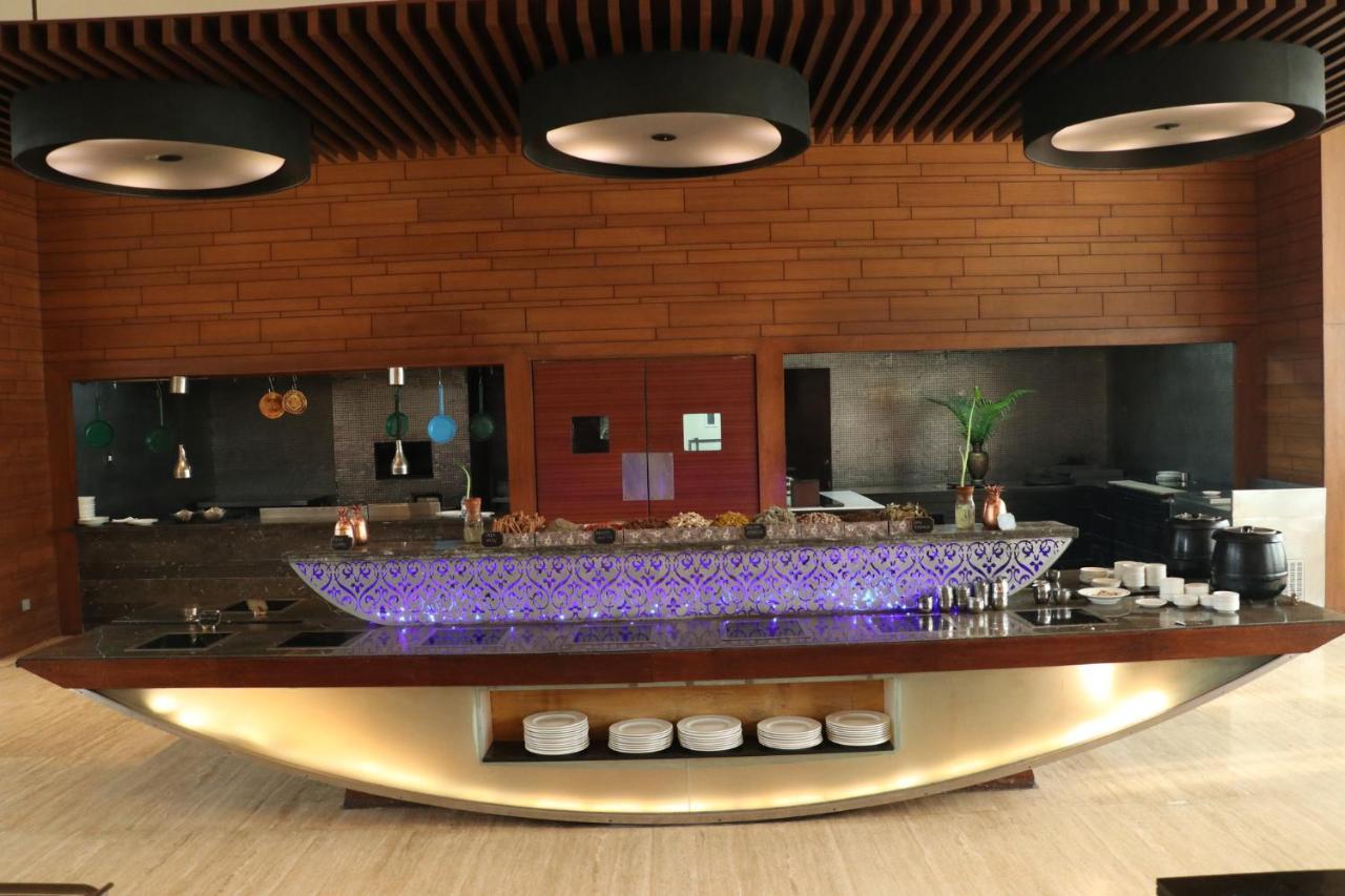 Holiday Inn Chandigarh Panchkula, An Ihg Hotel Extérieur photo The buffet at the lounge