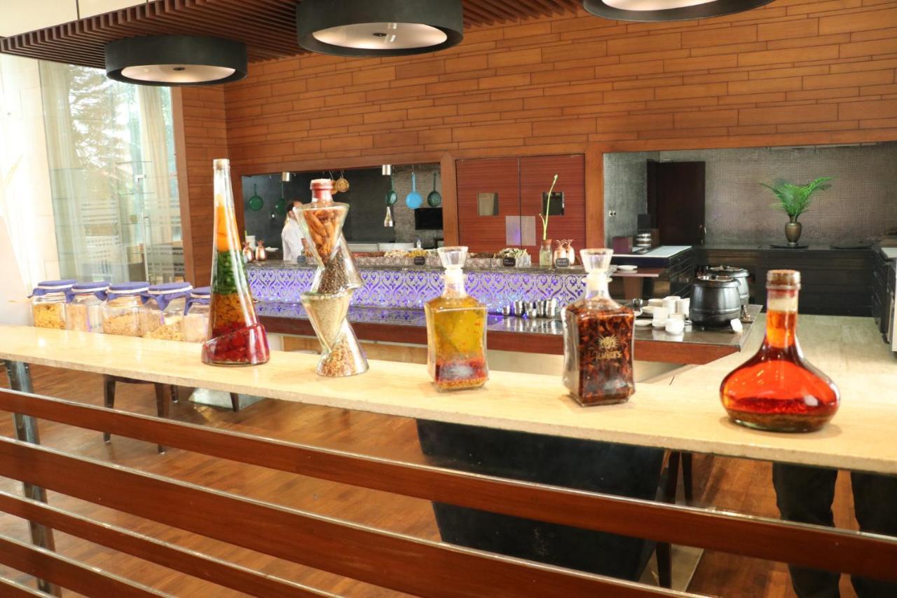 Holiday Inn Chandigarh Panchkula, An Ihg Hotel Extérieur photo A selection of liqueurs