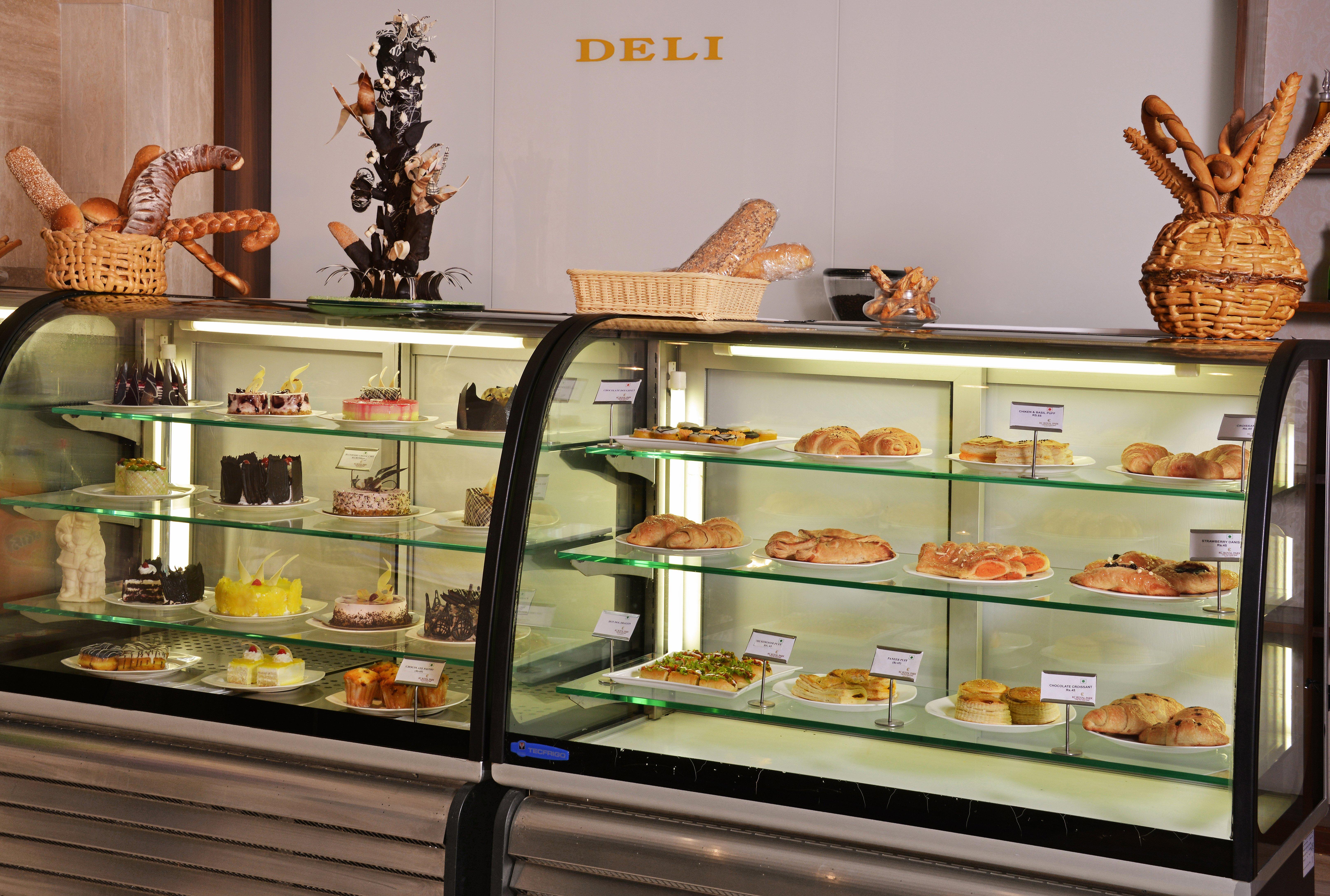 Holiday Inn Chandigarh Panchkula, An Ihg Hotel Extérieur photo A display case of pastries