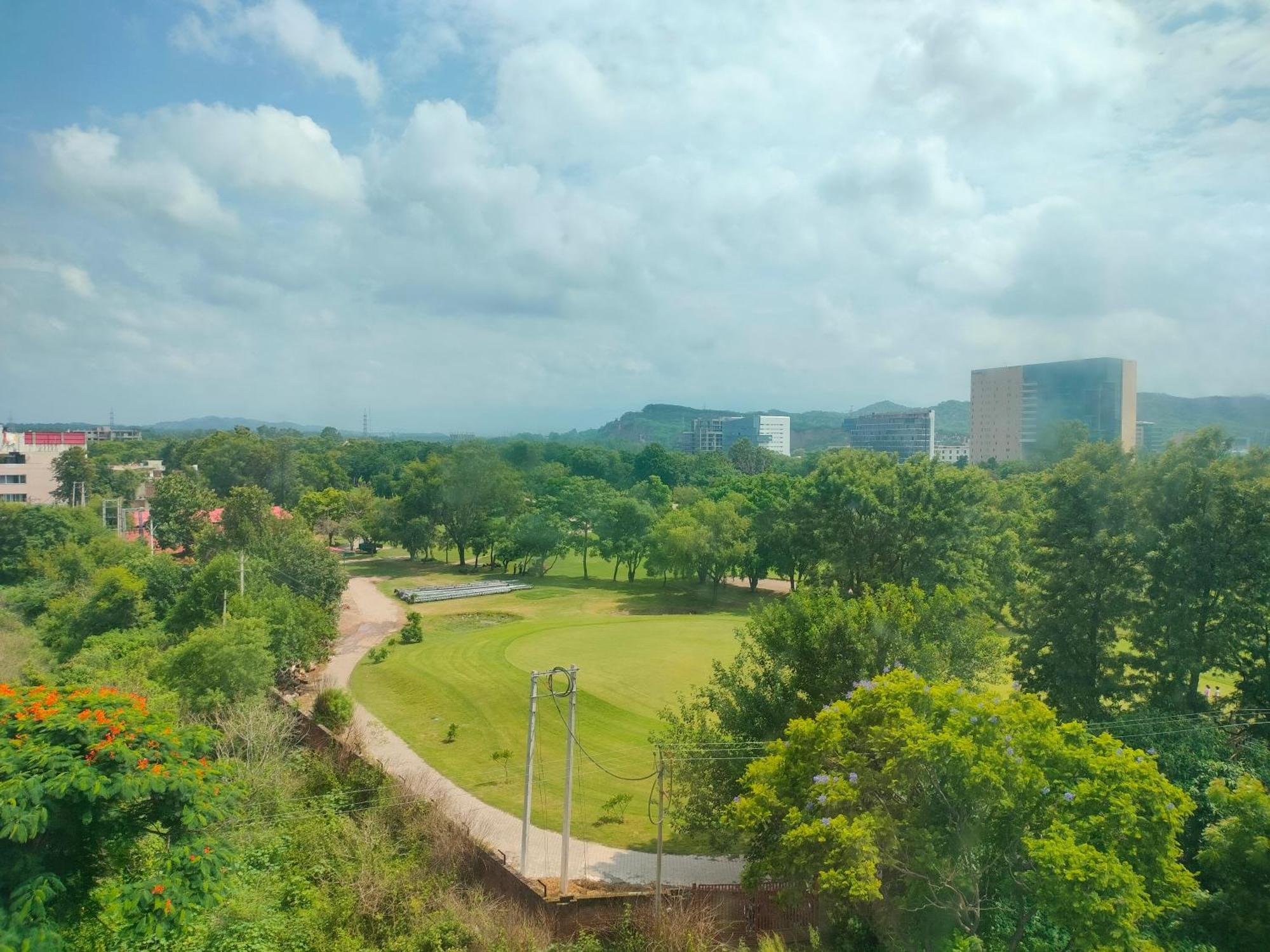 Holiday Inn Chandigarh Panchkula, An Ihg Hotel Extérieur photo View of the campus