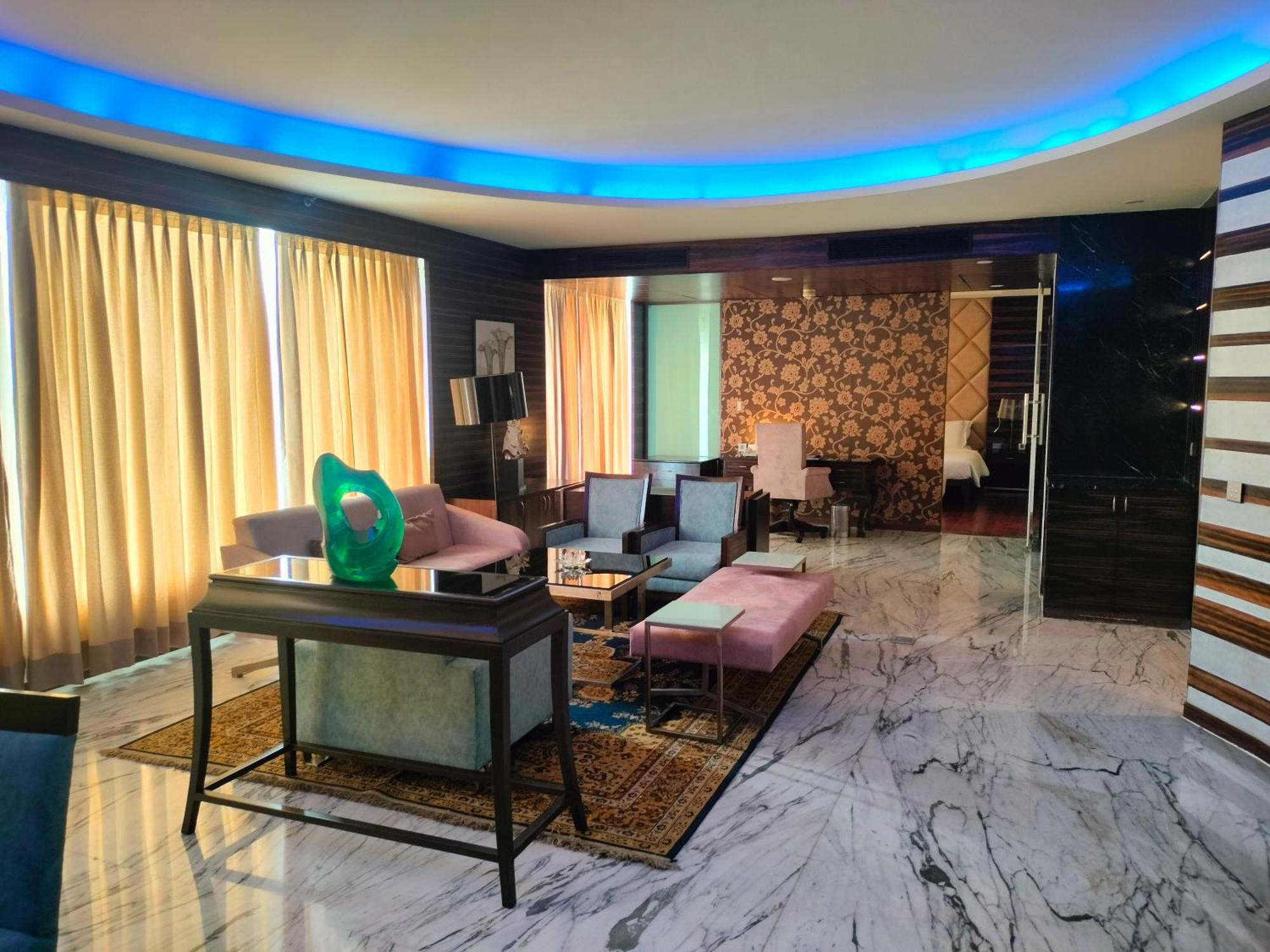 Holiday Inn Chandigarh Panchkula, An Ihg Hotel Extérieur photo A living room in a luxury apartment