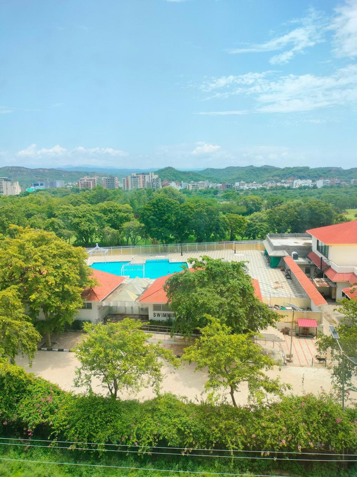 Holiday Inn Chandigarh Panchkula, An Ihg Hotel Extérieur photo Swimming pool