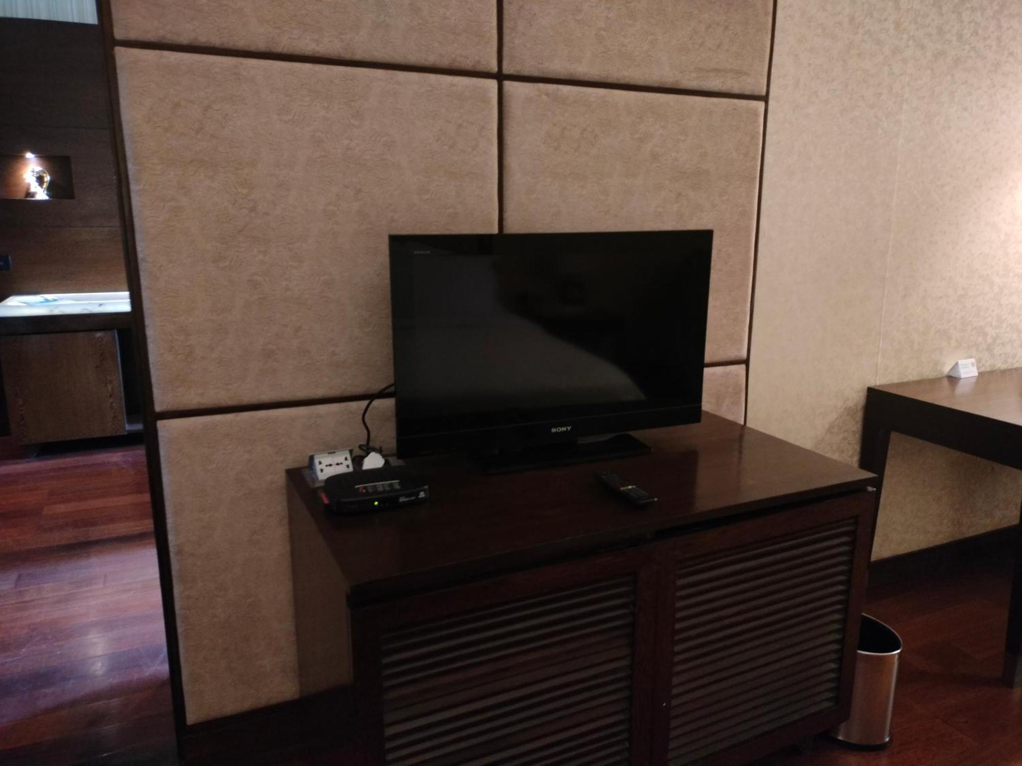 Holiday Inn Chandigarh Panchkula, An Ihg Hotel Extérieur photo A television in a hotel room