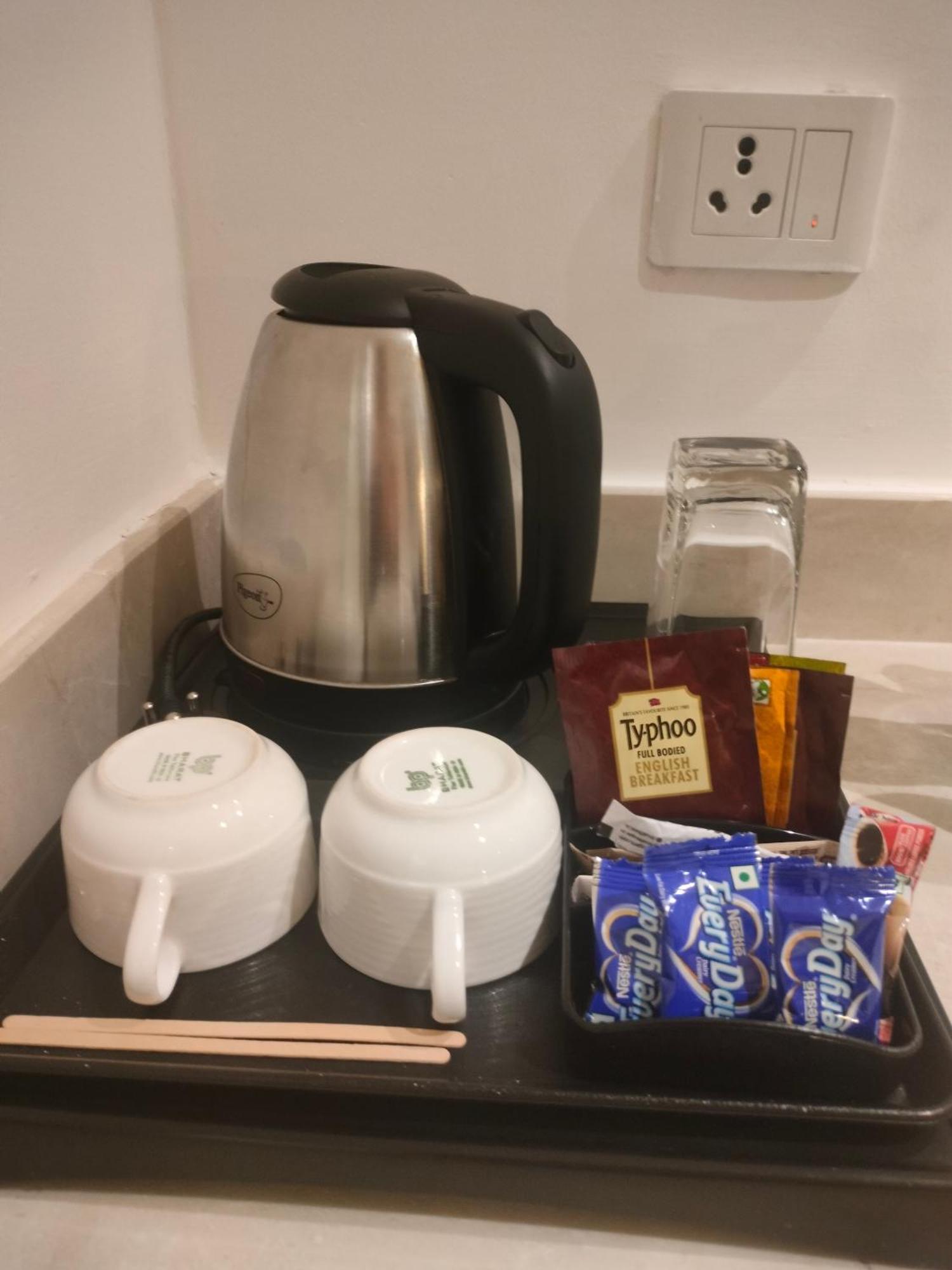 Holiday Inn Chandigarh Panchkula, An Ihg Hotel Extérieur photo A kettle with tea bags and cups
